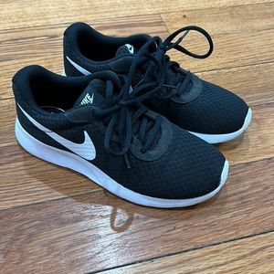 Nike size 5 women’s sneakers